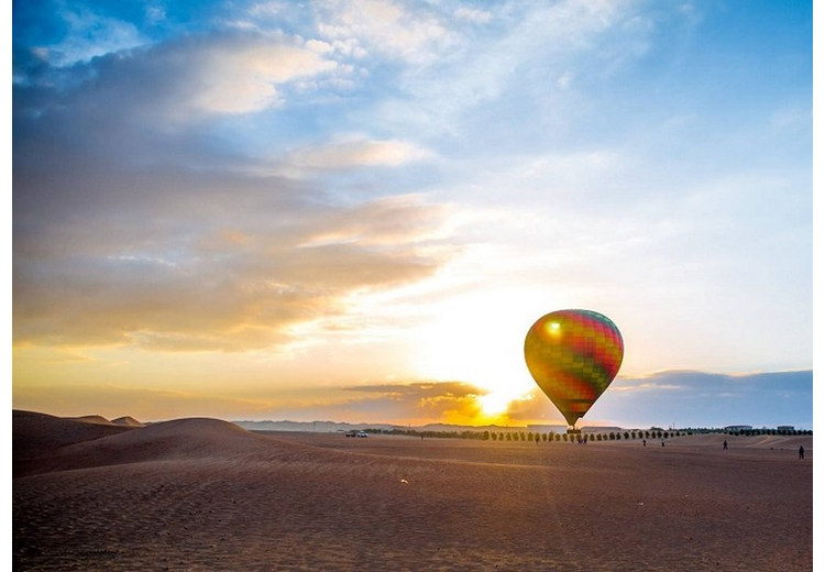 Khinh khí cầu nhiều màu bay lên trên đồi cát sa mạc Dubai lúc bình minh