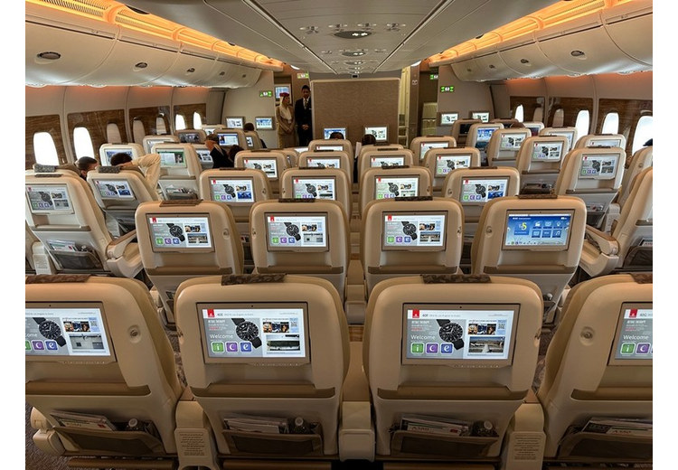 Khoang máy bay Emirates trong chuyến bay đêm từ Hà Nội đi Dubai