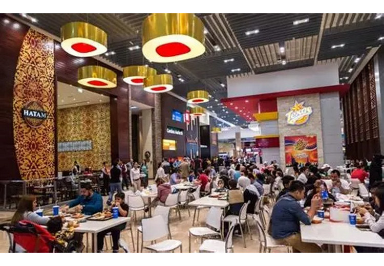 Khu ẩm thực trong trung tâm thương mại vẫn phục vụ khách ban ngày