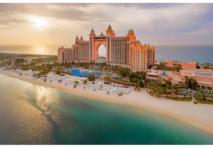 Khu nghỉ dưỡng Atlantis The Palm nhìn từ bãi biển