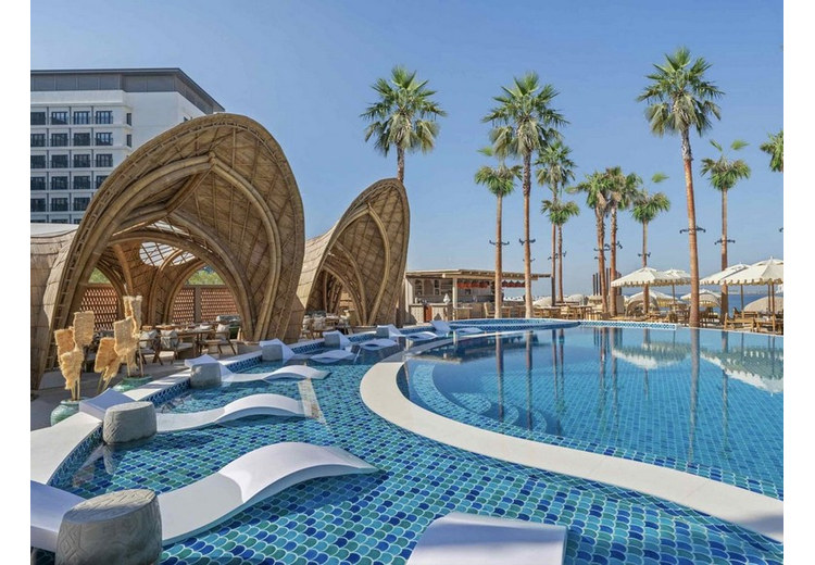 Khu vực bể bơi khách sạn tại Dubai nơi trang phục thoải mái hơn