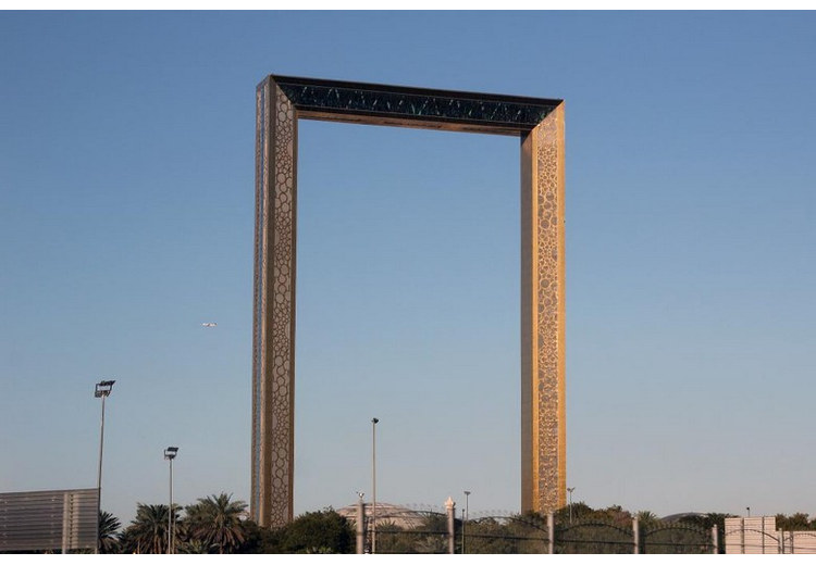 Khung thành Dubai Frame mạ vàng khổng lồ ở công viên Zabeel Park