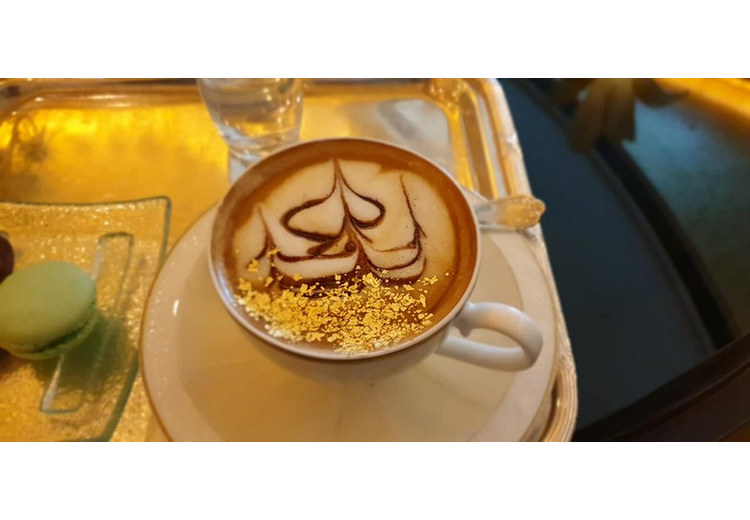 Ly cappuccino phủ vảy vàng 24 karat phục vụ tại Le Café Emirates Palace