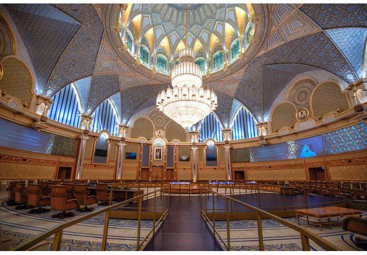 Mái vòm Great Hall với họa tiết arabesque và ánh sáng vàng xanh tại Qasr Al Watan