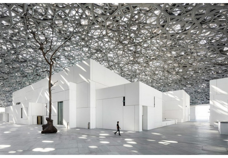 Mái vòm kim loại Louvre Abu Dhabi tạo hiệu ứng ánh sáng xuyên qua như mưa