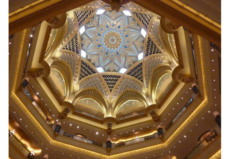 Mái vòm trung tâm dát vàng 24 karat bên trong sảnh Emirates Palace