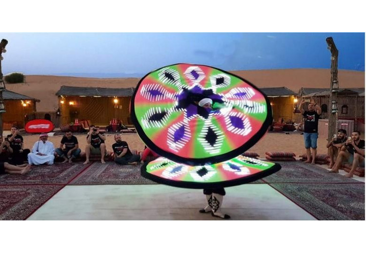 Màn múa xoay Tanoura với váy LED rực rỡ trên sân khấu trại sa mạc