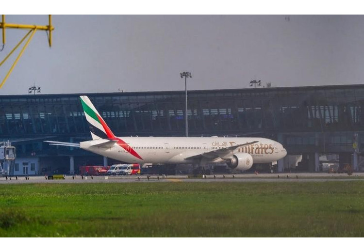 Máy bay Boeing 777 của Emirates cất cánh lúc rạng sáng tại sân bay Nội Bài