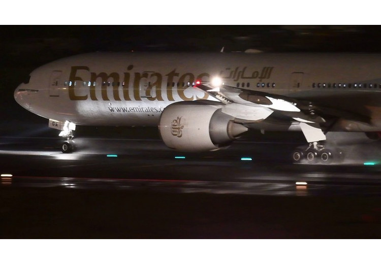 Máy bay Boeing 777 của Emirates cất cánh từ sân bay Nội Bài trong đêm