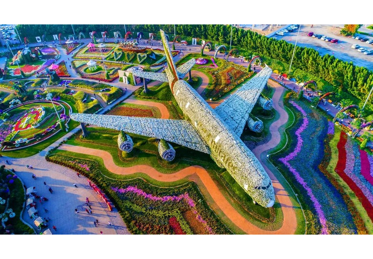 Mô hình máy bay Emirates A380 phủ đầy hoa tươi tại Miracle Garden