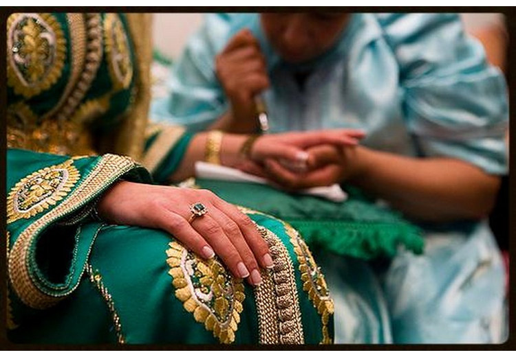 Nghệ nhân vẽ henna cho du khách tại khu chợ Souk Madinat Jumeirah