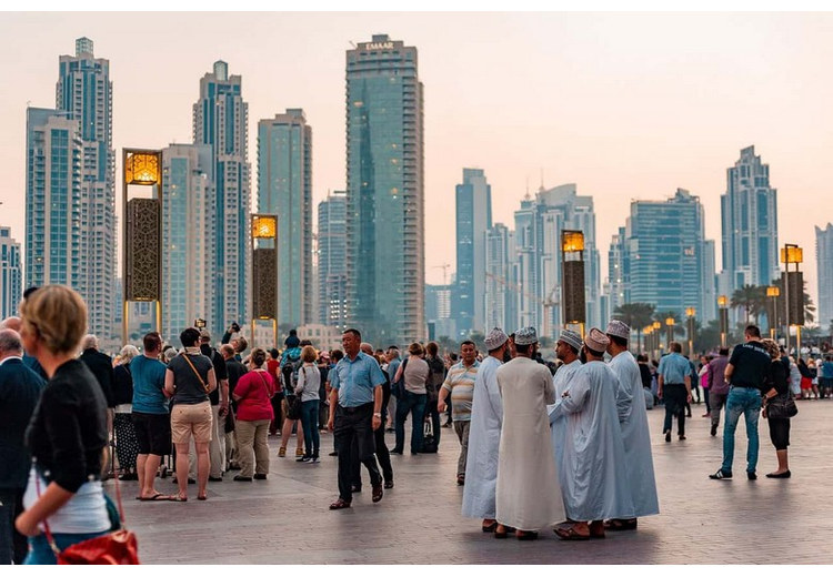 Người dân nhiều quốc tịch cùng sinh hoạt trật tự tại một công viên Dubai