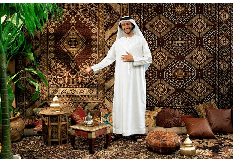Người đàn ông Emirati mặc kandura trắng và ghutra truyền thống