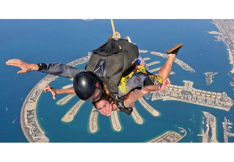 Người nhảy dù đôi rơi tự do trên bầu trời Palm Jumeirah