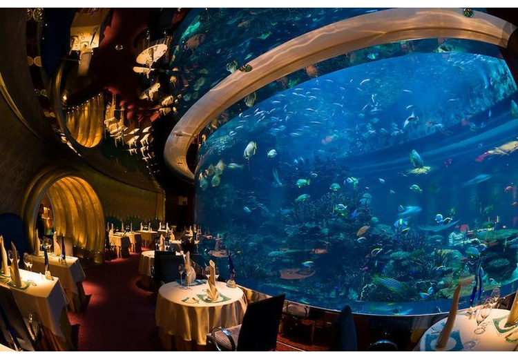 Nhà hàng Al Mahara với bể cá khổng lồ bên trong Burj Al Arab