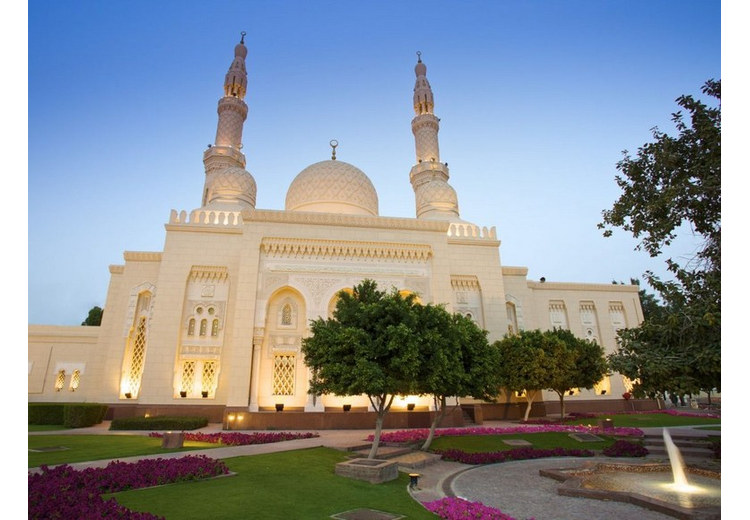 Nhà Thờ Hồi Giáo Jumeirah với hai tháp minaret và mái vòm nhìn từ sân trước