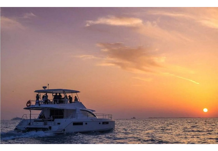 Nhóm khách trên du thuyền ngắm đường chân trời Dubai