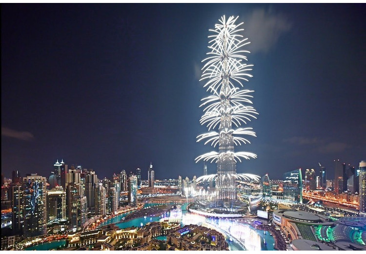 Pháo hoa rực rỡ bên tháp Burj Khalifa trong đêm giao thừa ở Dubai