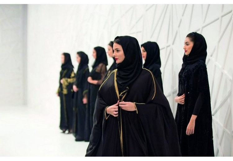 Phụ nữ Emirati mặc abaya đen thêu họa tiết tinh tế