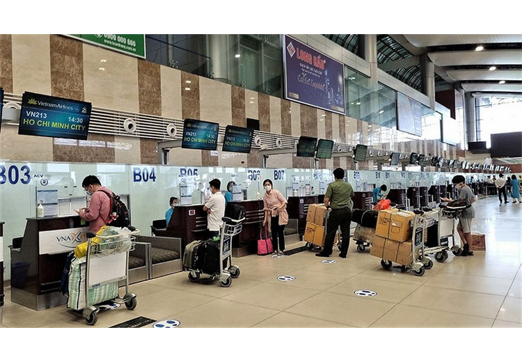 Quầy làm thủ tục và máy bay Emirates ở sân bay Nội Bài