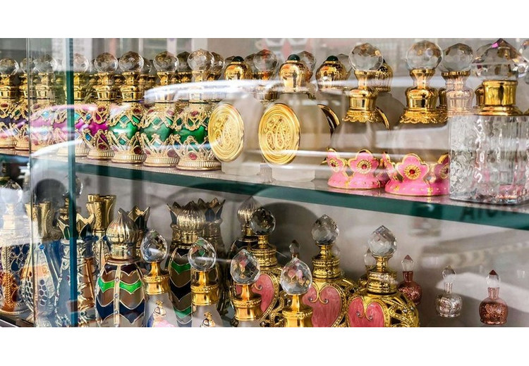 Quầy nước hoa Ả Rập và oud tại chợ truyền thống Dubai