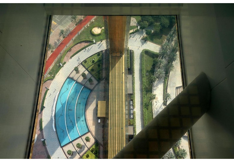 Sàn kính trong suốt trên cầu Sky Deck nhìn thẳng xuống Zabeel Park