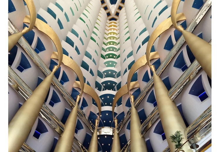 Sảnh atrium dát vàng cao gần 180 mét bên trong Burj Al Arab