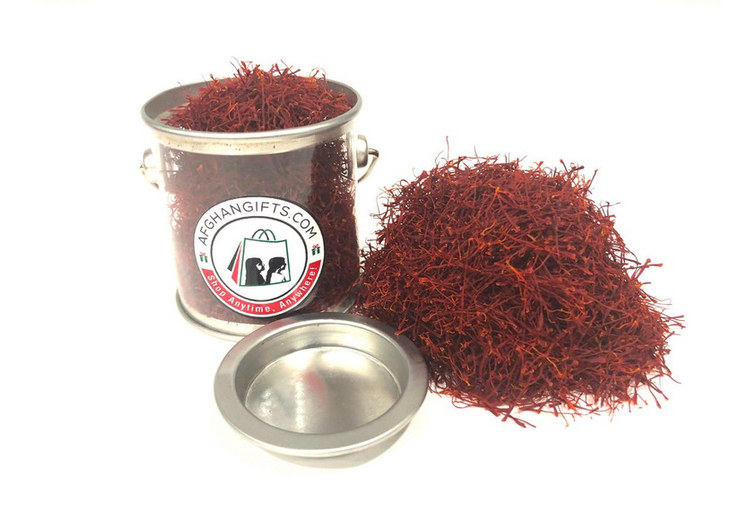 Sợi saffron đỏ sậm trong hộp nhỏ tại chợ Gia Vị