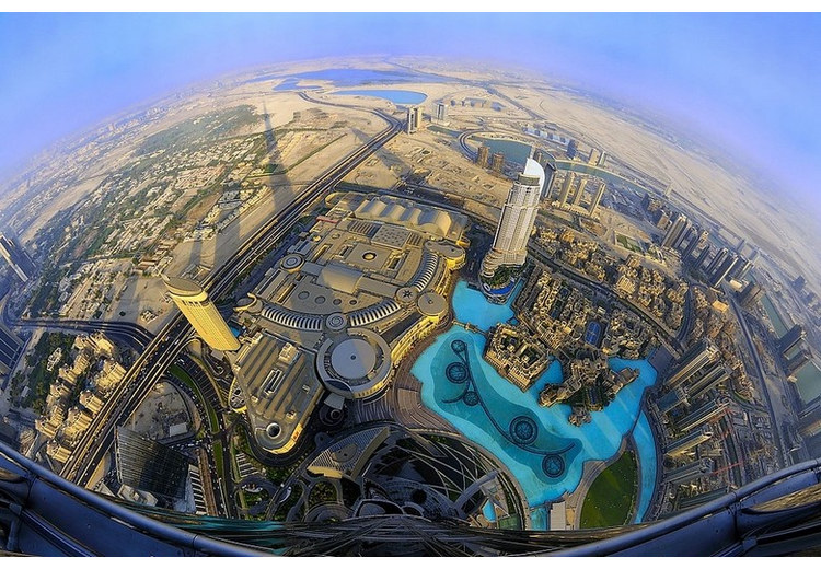Tầm nhìn toàn cảnh Dubai từ đài quan sát trong tháp Burj Khalifa