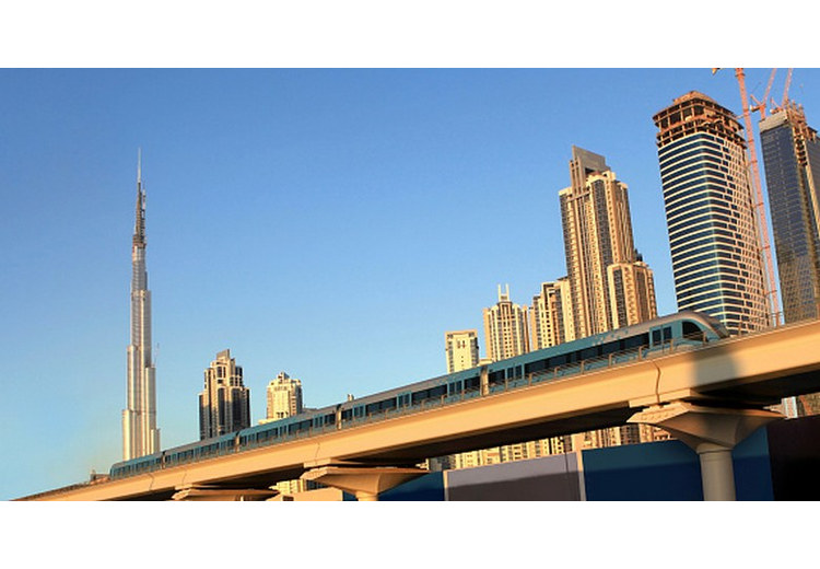 Tàu điện Metro Dubai chạy trên cao với tháp Burj Khalifa phía xa