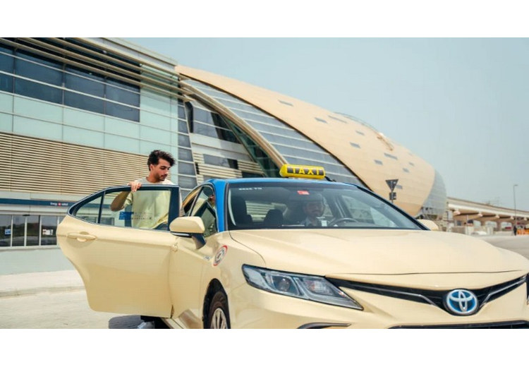 Taxi màu kem của Dubai trên đường phố