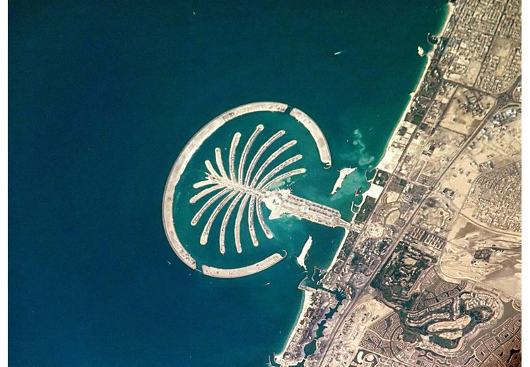 Tháp Burj Khalifa và đảo Palm Jumeirah nhìn từ trên cao