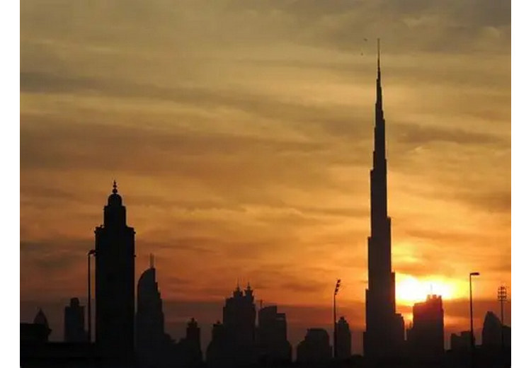Tháp Burj Khalifa vươn cao giữa đường chân trời Dubai lúc hoàng hôn