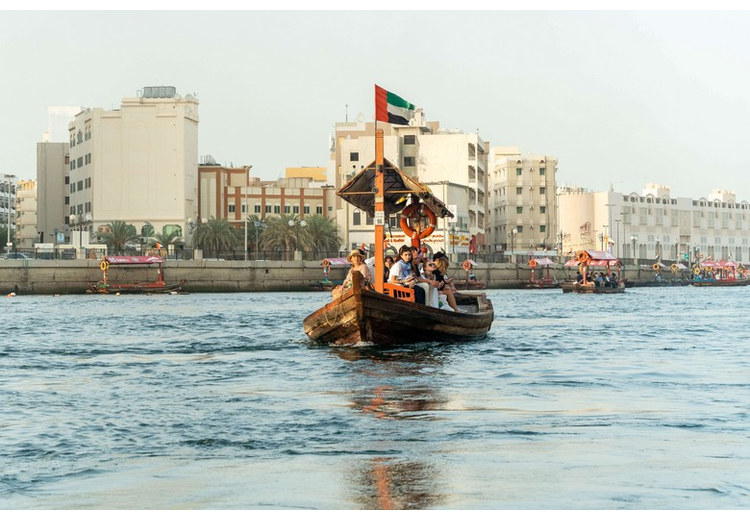 Thuyền Abra qua kênh Dubai Creek nối Al Fahidi và chợ Vàng