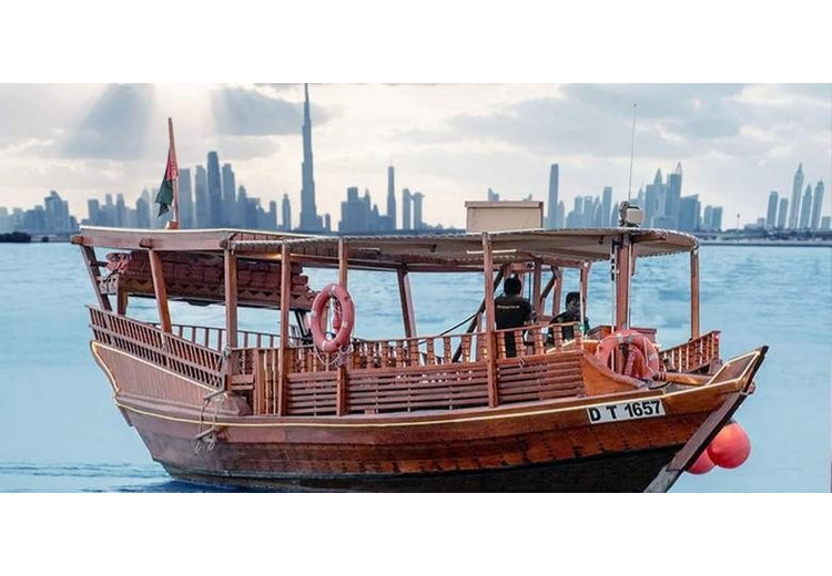 Thuyền Abra qua kênh Dubai Creek nối Chợ Vàng và khu phố cổ