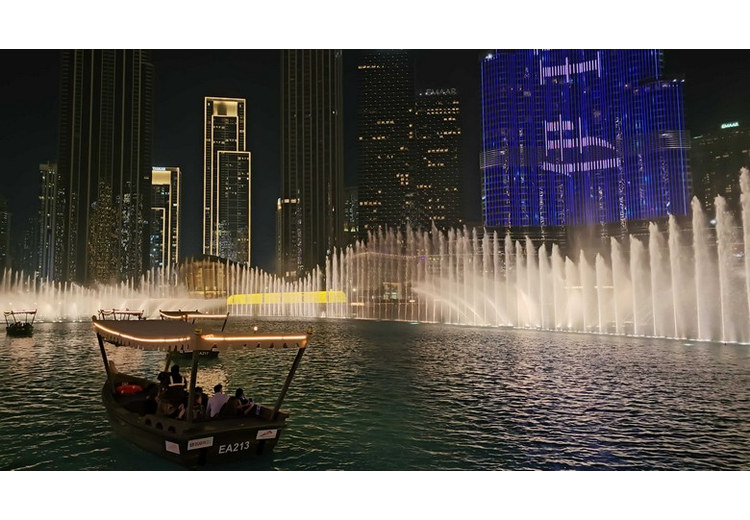  Thuyền gỗ abra trên hồ Burj Lake giữa màn trình diễn nước