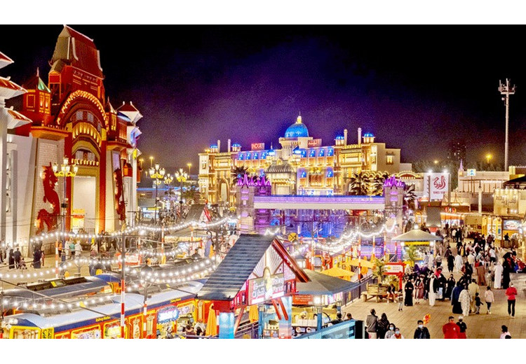 Toàn cảnh các gian hàng rực rỡ ánh đèn tại Global Village Dubai về đêm