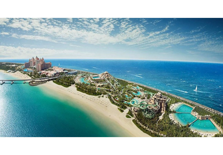 Toàn cảnh công viên nước Aquaventure với các máng trượt tại Atlantis The Palm