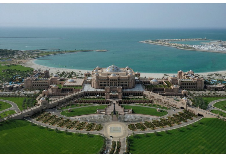 Toàn cảnh khách sạn Emirates Palace Abu Dhabi với mái vòm trung tâm nổi bật