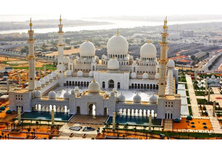 Toàn cảnh nhà thờ Hồi giáo Sheikh Zayed với mái vòm trắng và tháp giáo đường