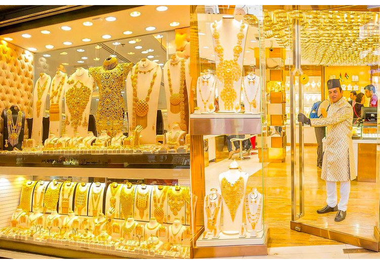  Trang sức vàng bày trong tủ kính tại Chợ Vàng Dubai