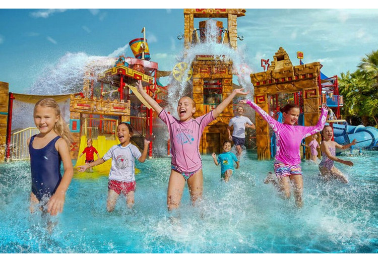 Trẻ em chơi tại khu vực nước nông của công viên Aquaventure