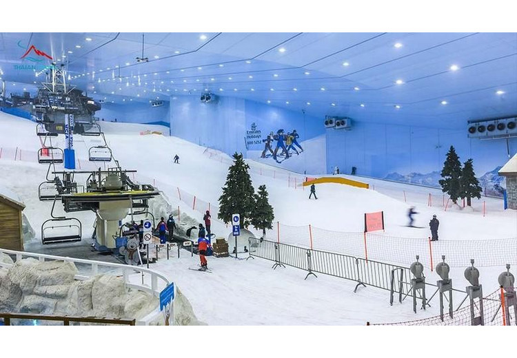 Trẻ em chơi tuyết tại sân trượt tuyết trong nhà Ski Dubai