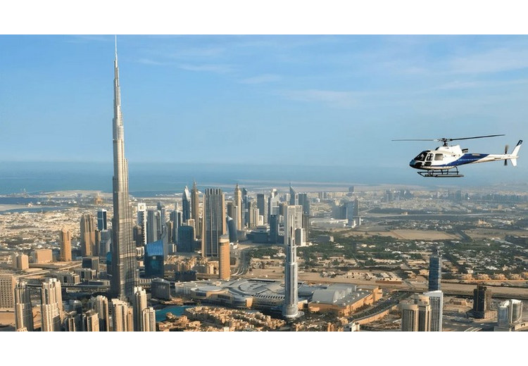 Trực thăng bay ngang tháp Burj Khalifa nhìn từ trên cao