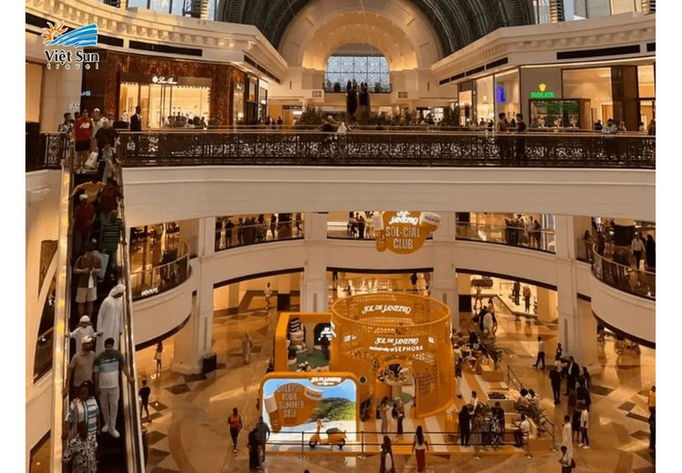  Trung tâm thương mại Dubai Mall vẫn đông khách vào buổi tối tháng Ramadan