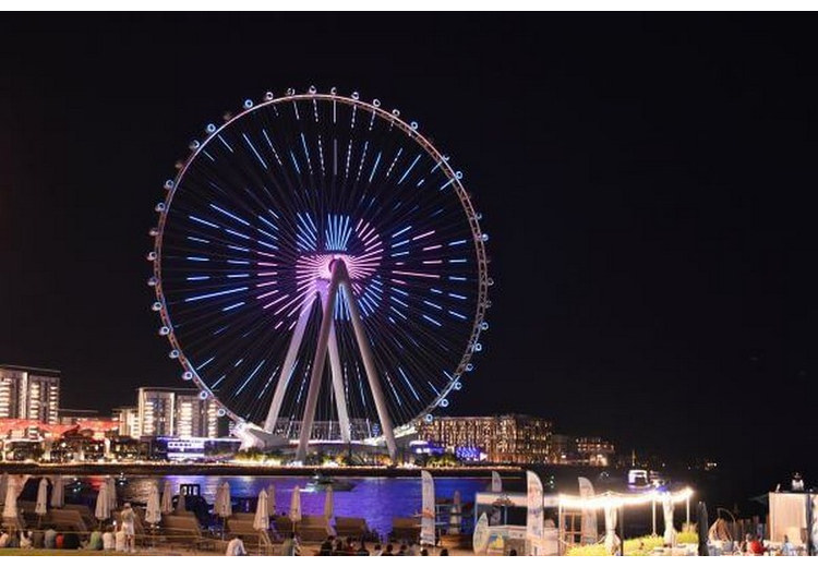 Vòng quan sát Ain Dubai thắp sáng rực rỡ bên bờ biển đảo Bluewaters về đêm