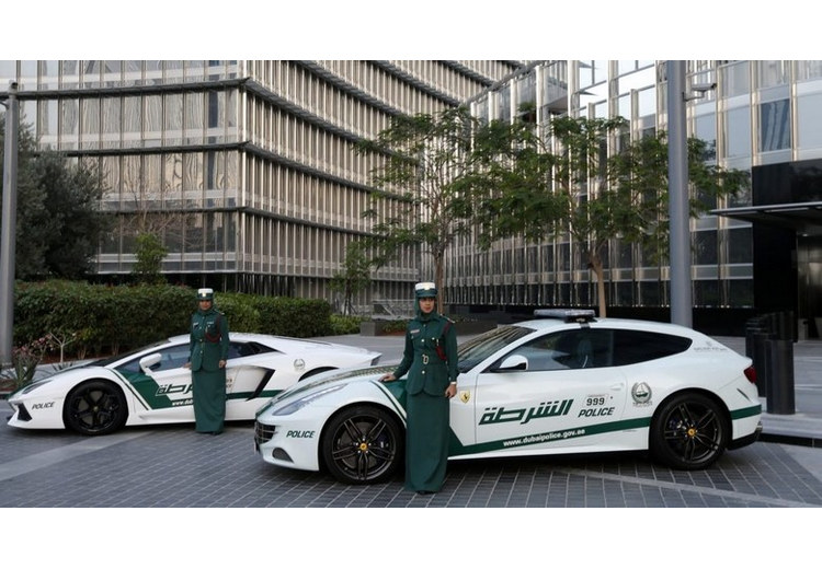 Xe cảnh sát Dubai đặc trưng đậu trước một trung tâm thương mại