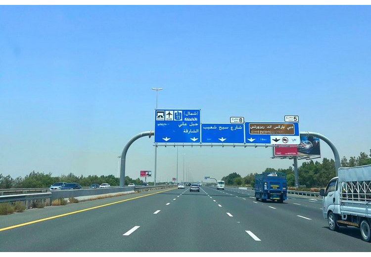 Xe di chuyển trên cao tốc E11 nối liền Dubai và Abu Dhabi