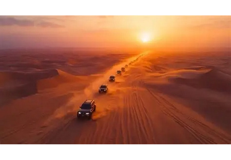 Xe địa hình 4x4 vượt đồi cát đỏ trên sa mạc Dubai lúc hoàng hôn